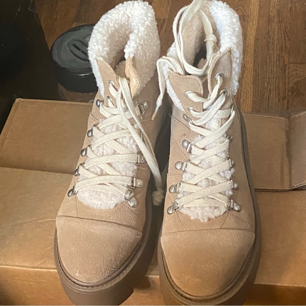 Steve Madden Tan Lace-Up Winter Boots
NWOB